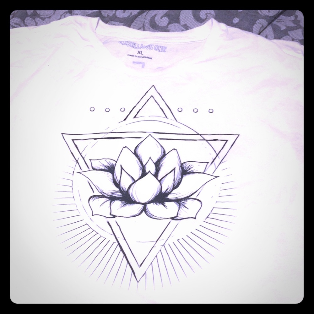 LOTUS FLOWER TEE SHIRT 👚🦋🌸🌷🌺🌹🌟 - Picture 1 of 3